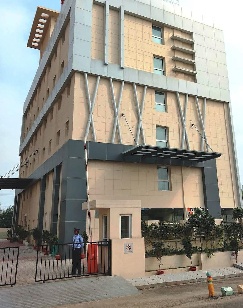Lucknow Hotel Exterior photo